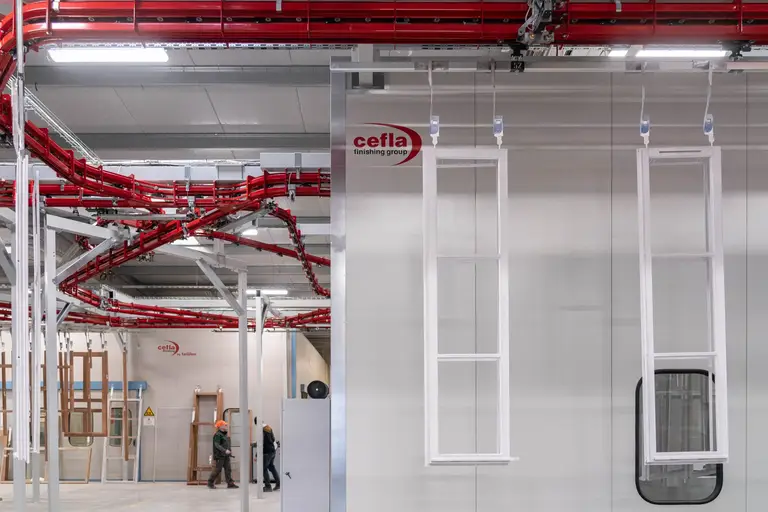 Servizio Corporate con spazio industriale e persone presenti.