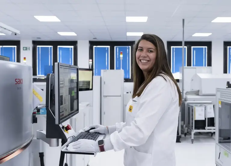 Servizio Corporate con operatrice al lavoro.