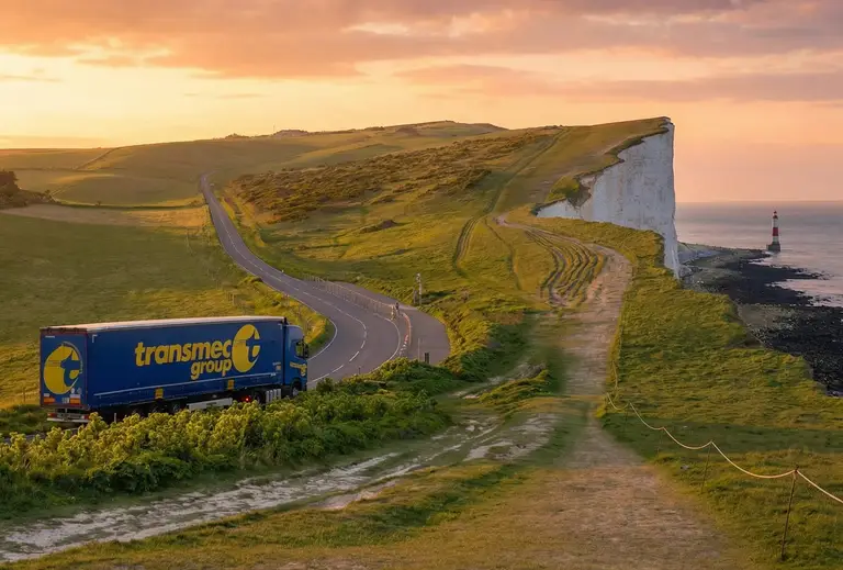 Servizio Corporate autotrasporto con camion in paesaggio emozionante.