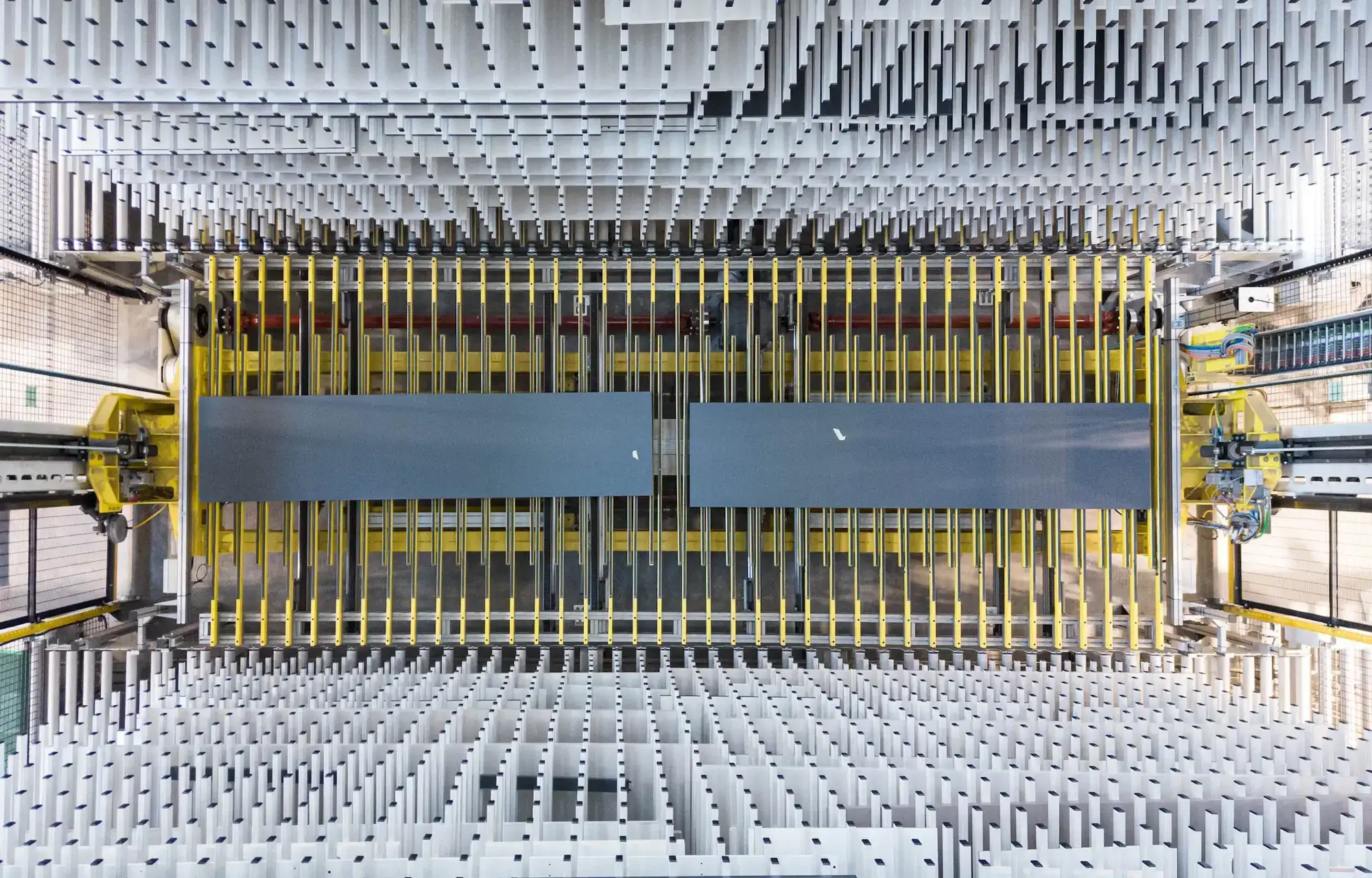 Particolare di processo industriale di verniciatura.